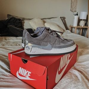 Air Force 1 Jester - Grey Suede (Nike)